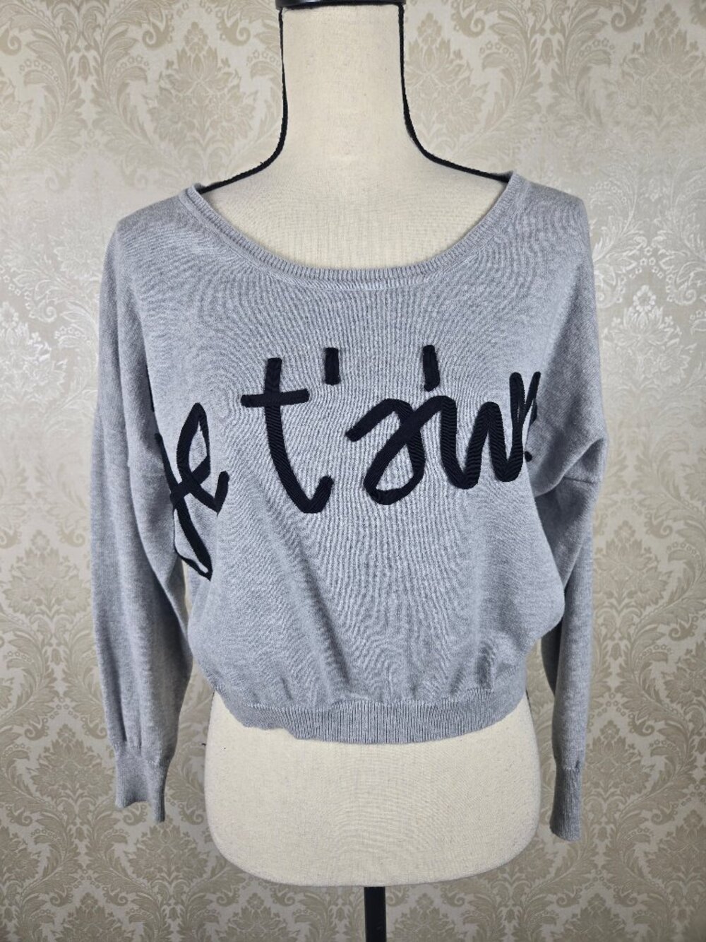 Sparkle & Fade Size Small Gray Cropped Sweater Black Lettering "Je t' aime"